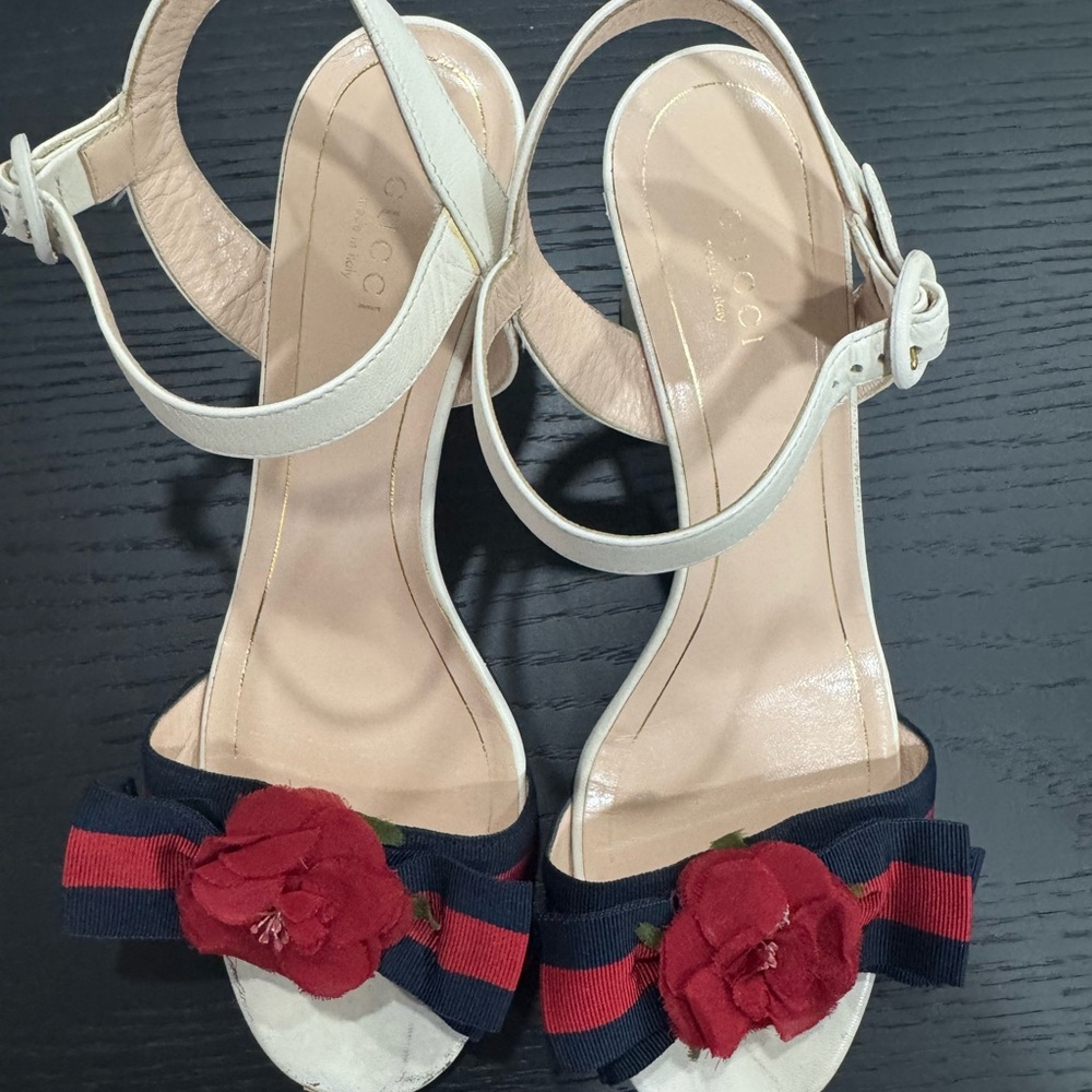 Gucci Women's Cream and Red Floral Sandals